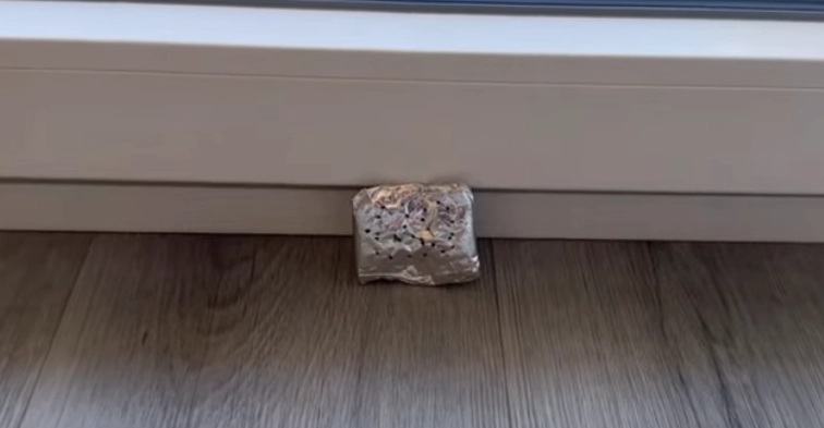 Han sætter en sølvpapirspakke bag døren: Du vil ikke tro dine egne øjne, når du ser magien ske