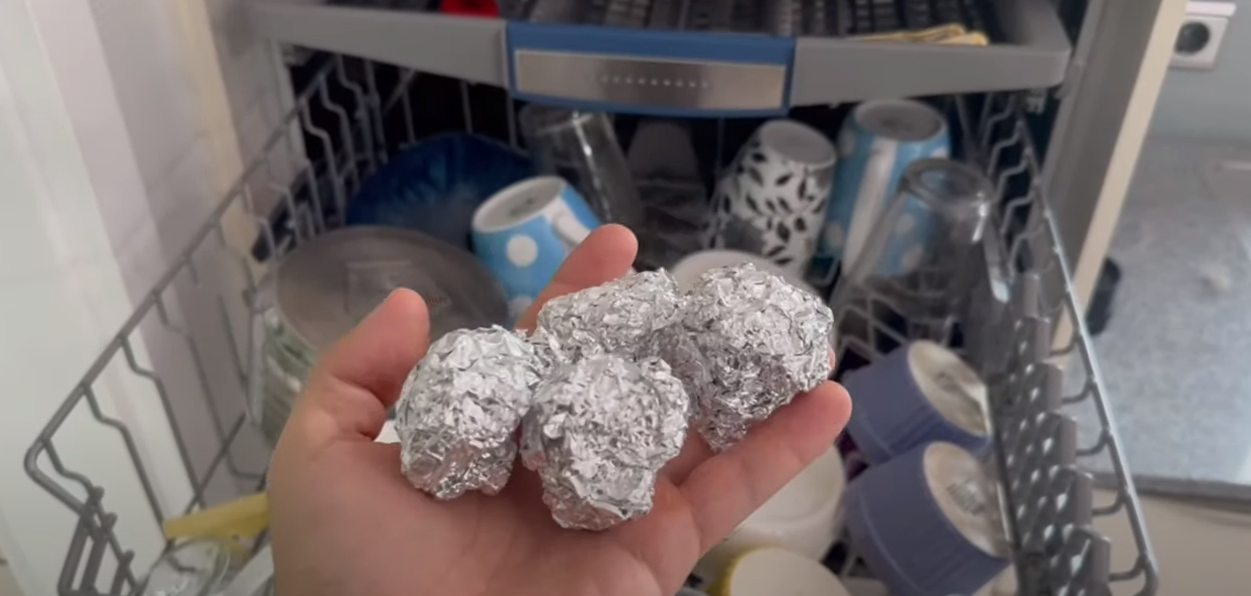 Hans geniale trick går viralt: Derfor skal du putte sølvpapir med i opvaskemaskinen