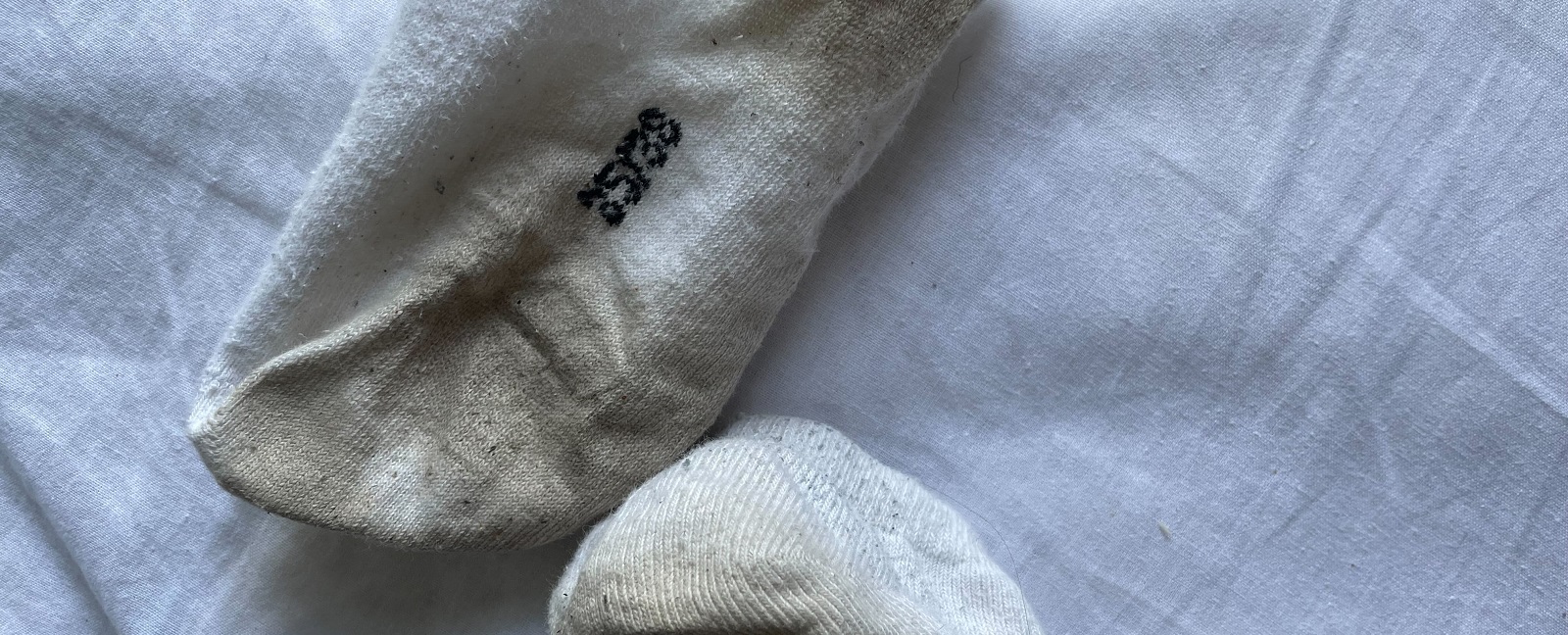 Er sokkerne blevet brune? Sådan får du dem HELT hvide igen på 1 minut