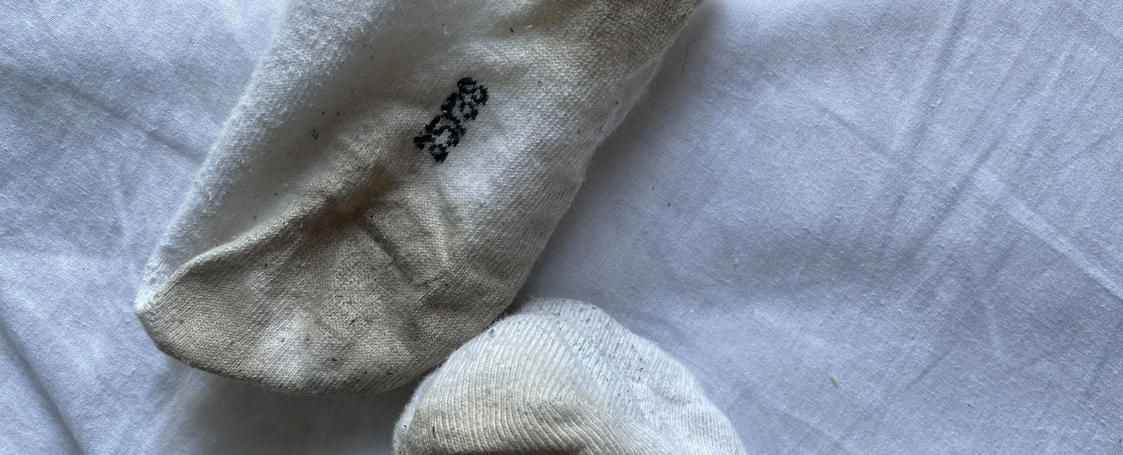 Er sokkerne blevet brune? Sådan får du dem HELT hvide igen på 1 minut