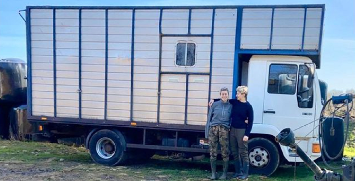Udefra ligner Sophie og kærestens hjem en stor hestetrailer – men vent til du kommer indenfor