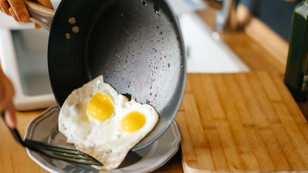Dine spejlæg bliver mere smagfulde, hvis du tilsætter 1 ingrediens i panden før stegning