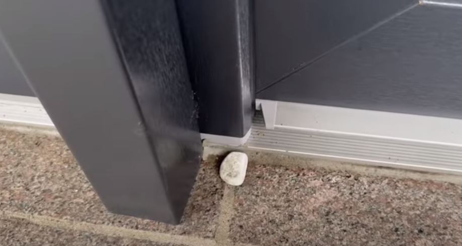 Meget få kender dette snedige trick: Finder du en sten ved din hoveddør, skal du gøre dette
