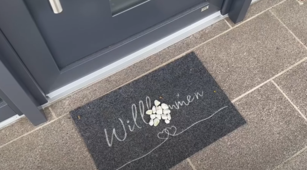 Hvis du finder en bunke sten på din dørmåtte, skal du handle omgående