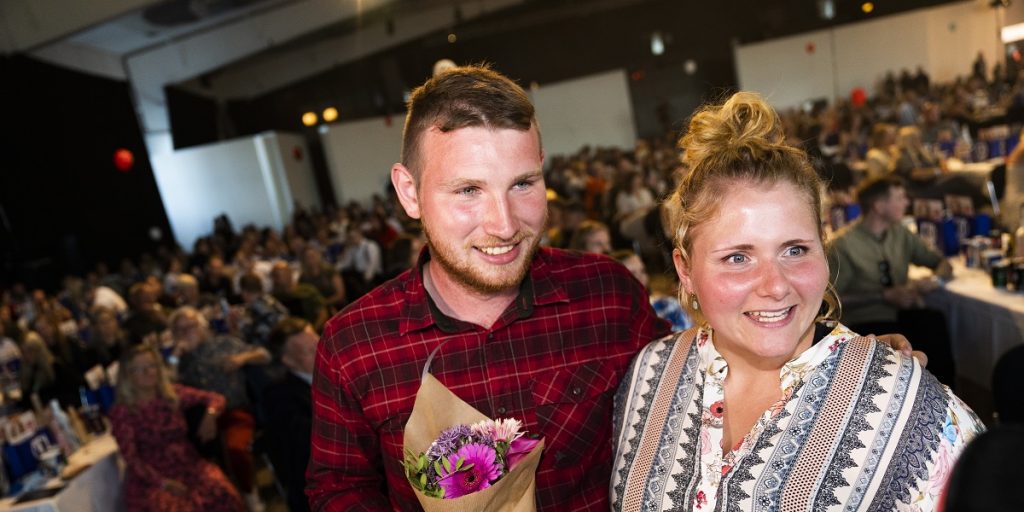 Landmand søger kærlighed: Stine viser babybulen frem