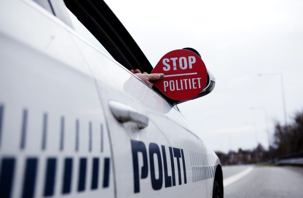 Teenagepiger forsøger at stikke af – overhaler politiet og kører 200 km/t