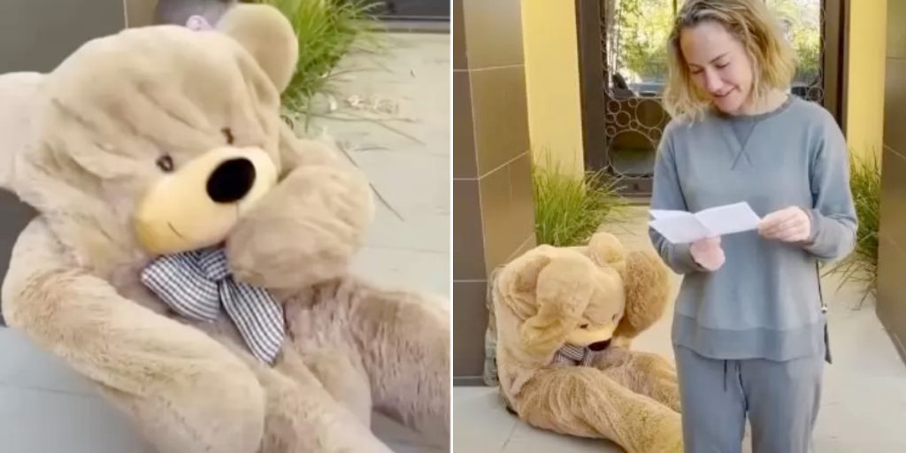 Kvinde får stor bamse i gave: Får et chok, da hun ser, hvad der gemmer sig inde i den