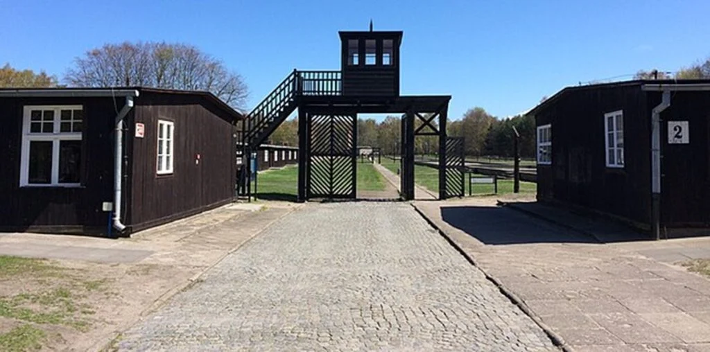99-årig kvinde bliver kendt skyldig i medvirken til drab af 10.000 mennesker i KZ-lejr under krigen