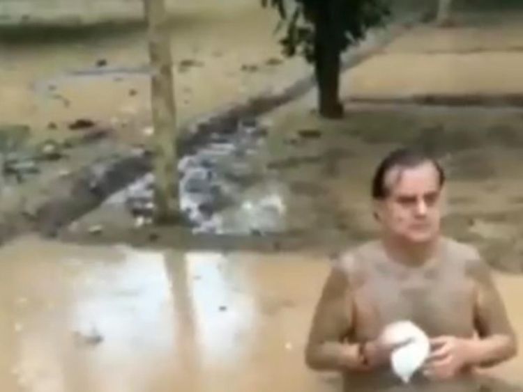 Påstod mudderbad og konkylier hjælper mod corona: Nu er han smittet