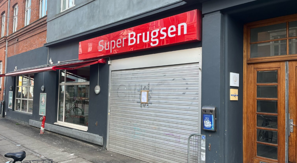 SuperBrugsen holdt pludselig lukket: Sedlen på porten afslørede den chokerende sandhed