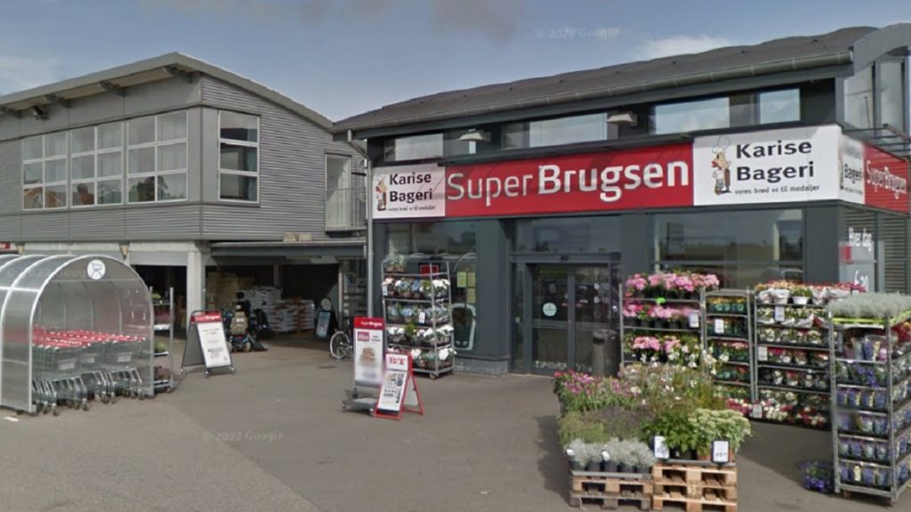 56-årig kvinde anholdt: Ville kysse betjent i SuperBrugsen