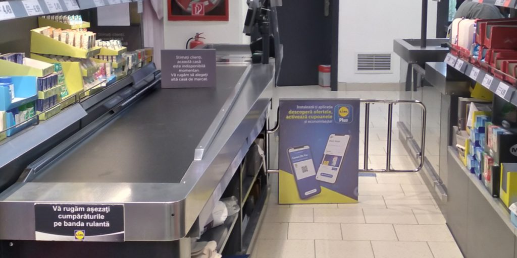 Kassedamen bemærker ældre dames nervøse indkøb: Indser hun er ved at blive svindlet