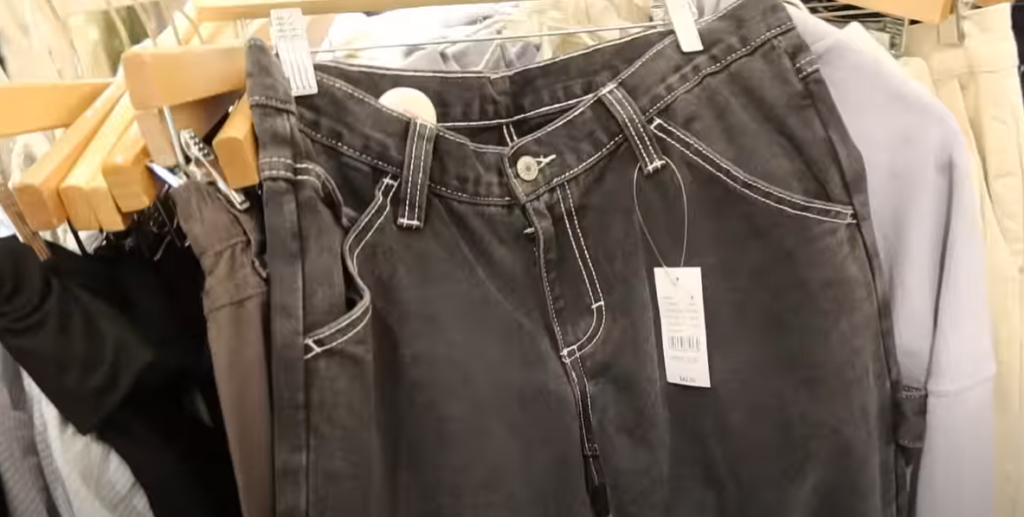 Kvinde skulle købe nye bukser og fandt håndskrevet seddel i lommen: Nu nægter hun at handle i butikken