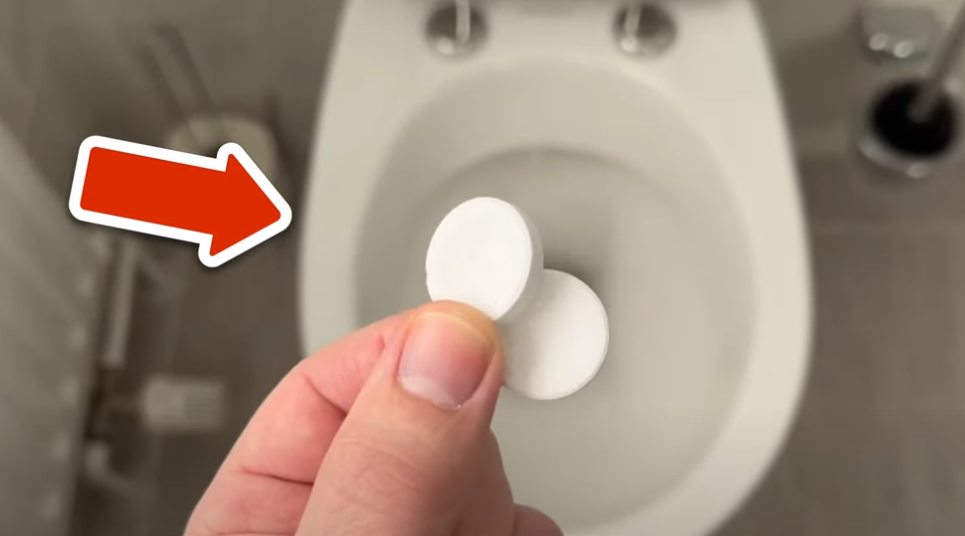 Han smider 2 af disse tabletter i toilettet og lader dem ligge natten over: Morgenen efter er magien sket