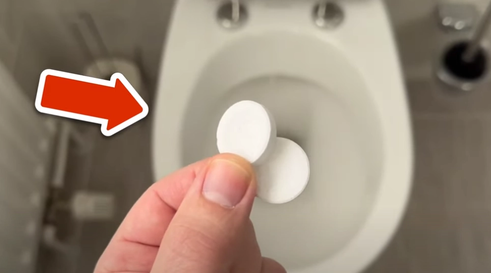 Han smider 2 af disse tabletter i toilettet og lader dem ligge natten over: Morgenen efter er magien sket