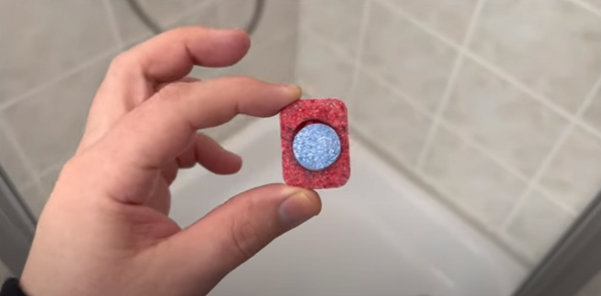 Han lægger en opvasketabs i bruseren: Når du ser effekten, vil du fortryde, du ikke har gjort det før