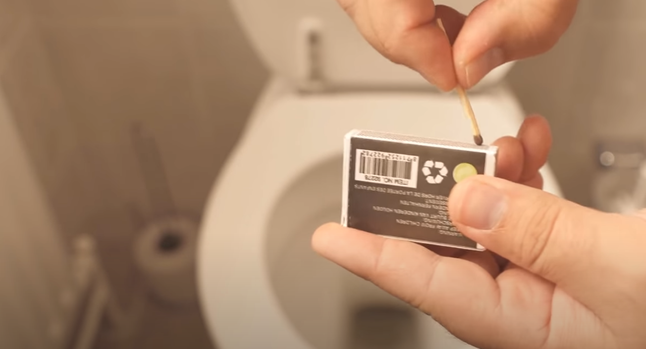Han tænder en tændstik på toilettet: Så sker magien, der vil få dig til at gøre det samme