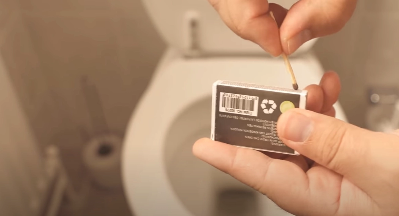 Han tænder en tændstik på toilettet: Så sker magien, der vil få dig til at gøre det samme