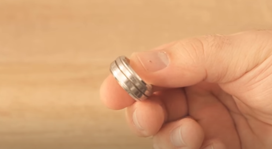 Han laver tandpasta-tricket, alle smykkeejere bør kende: Se så magien ske