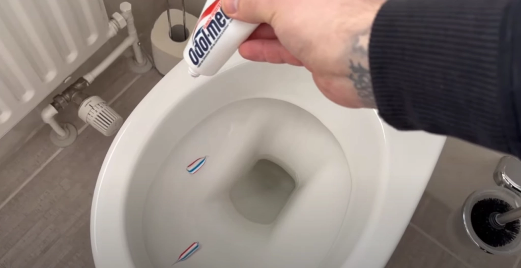 Han putter tandpasta i toilettet: Hvad der så sker, får næsten alle til at måbe
