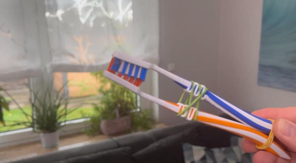 Han binder to tandbørster sammen: Det er en stor hjælp, når ovnristen skal rengøres