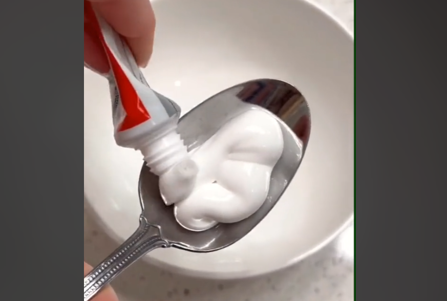 Hun blander tandpasta, natron og sulfo: Når du ser resultatet, vil du gøre det samme