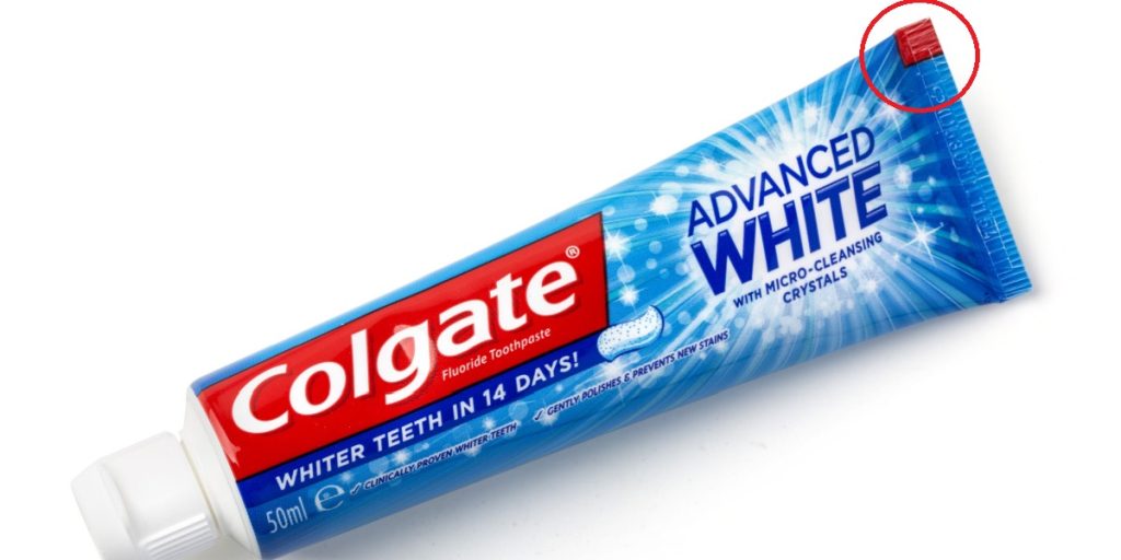 Har du også undret dig? Dette er den overraskende betydning af de firkantede mærker på tandpastaen