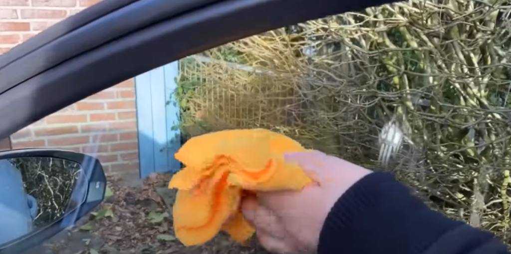 Det geniale vintertrick alle bilejere bør kende: Hent dette fra toiletskabet, og gnub det på din bilrude