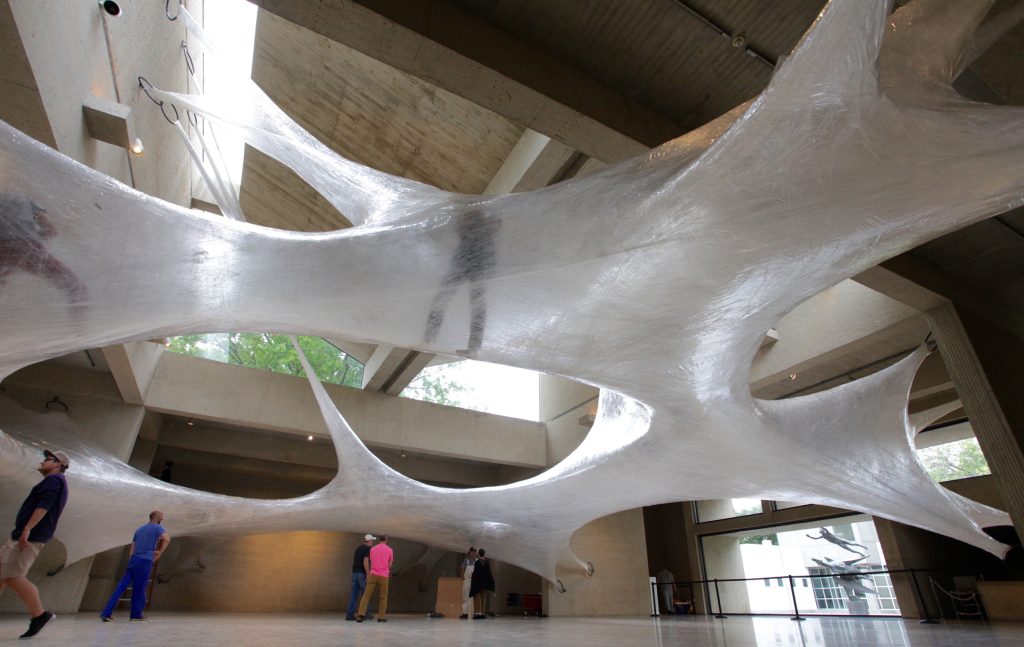 Internationalt anerkendte kunstnere bygger gigantisk skulptur af tape i Spinderihallerne