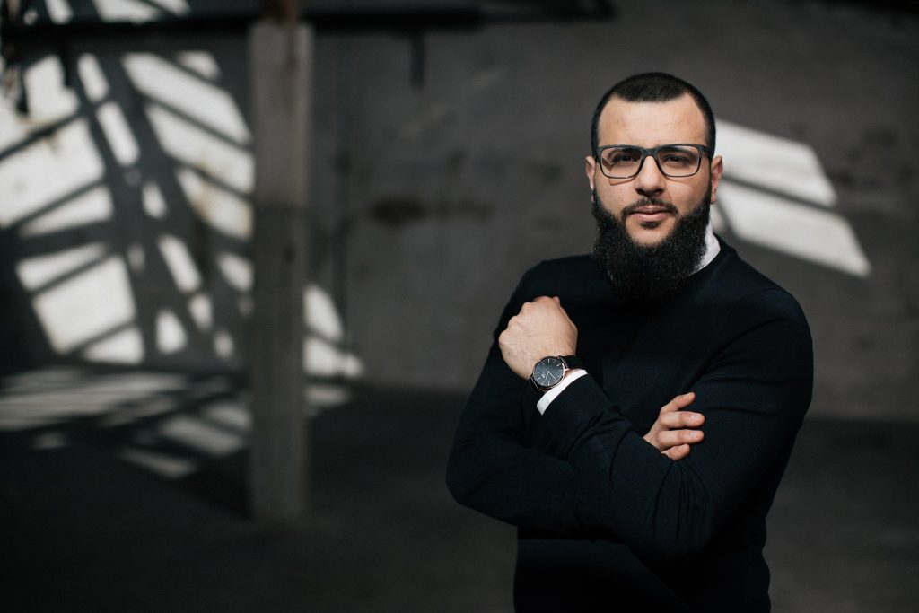 Lokal debutantforfatter giver foredrag på tom mave