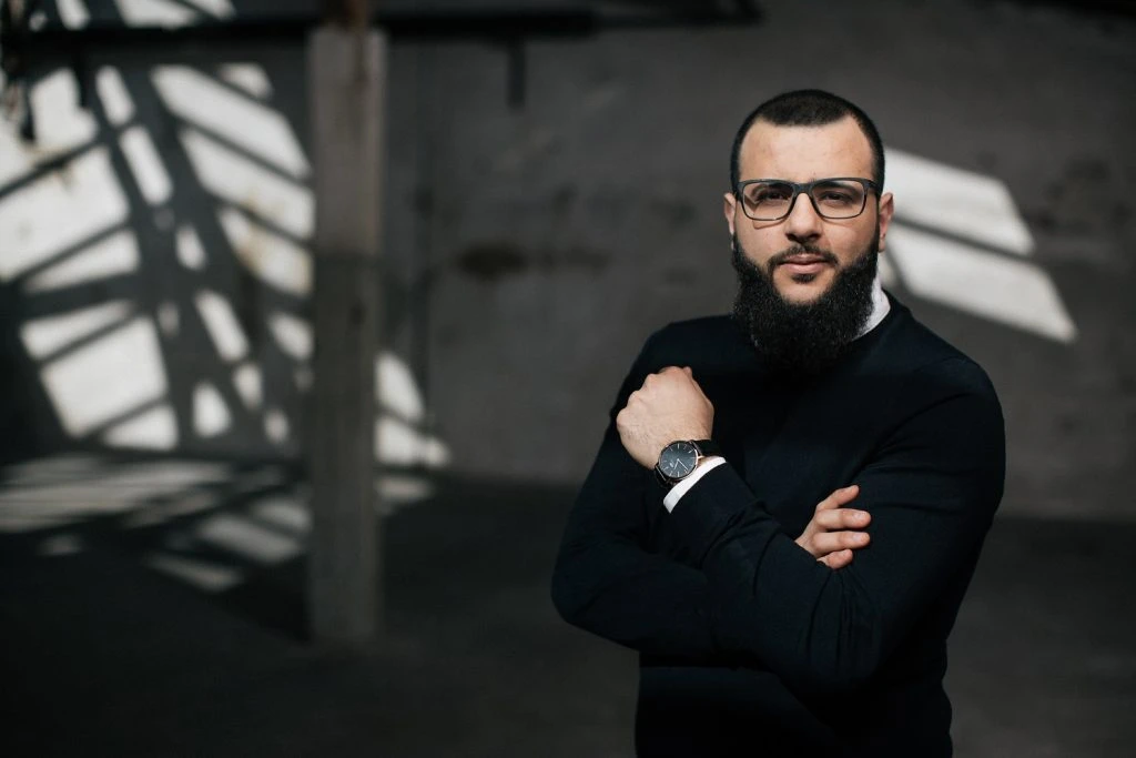 Lokal debutantforfatter giver foredrag på tom mave
