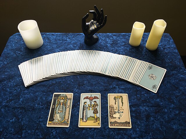 Dagens tarotkort: Et kort med begge ben på jorden for ro, stabilitet og ansvarsfuldhed