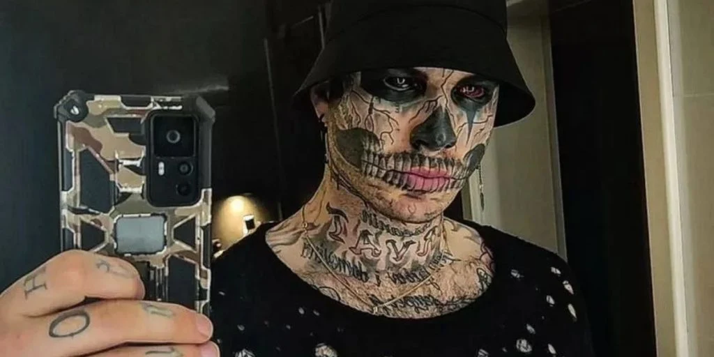 Mand har dækket næsten hele sin krop med tatoveringer: Nu viser han, hvordan han så ud inden