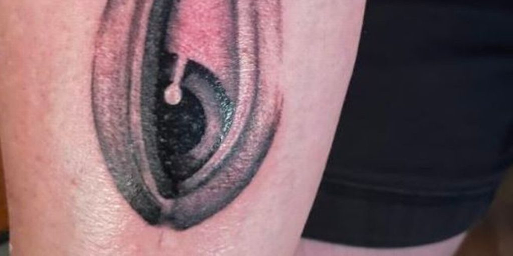 Ung mand fik lavet tatovering af øje: Internettet mener, at det ligner noget helt andet