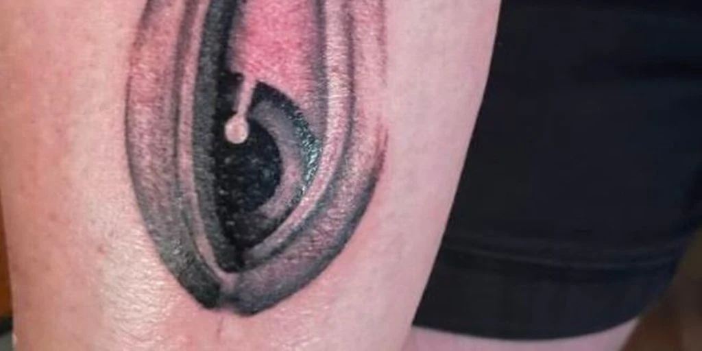 Ung mand fik lavet tatovering af øje: Internettet mener, at det ligner noget helt andet