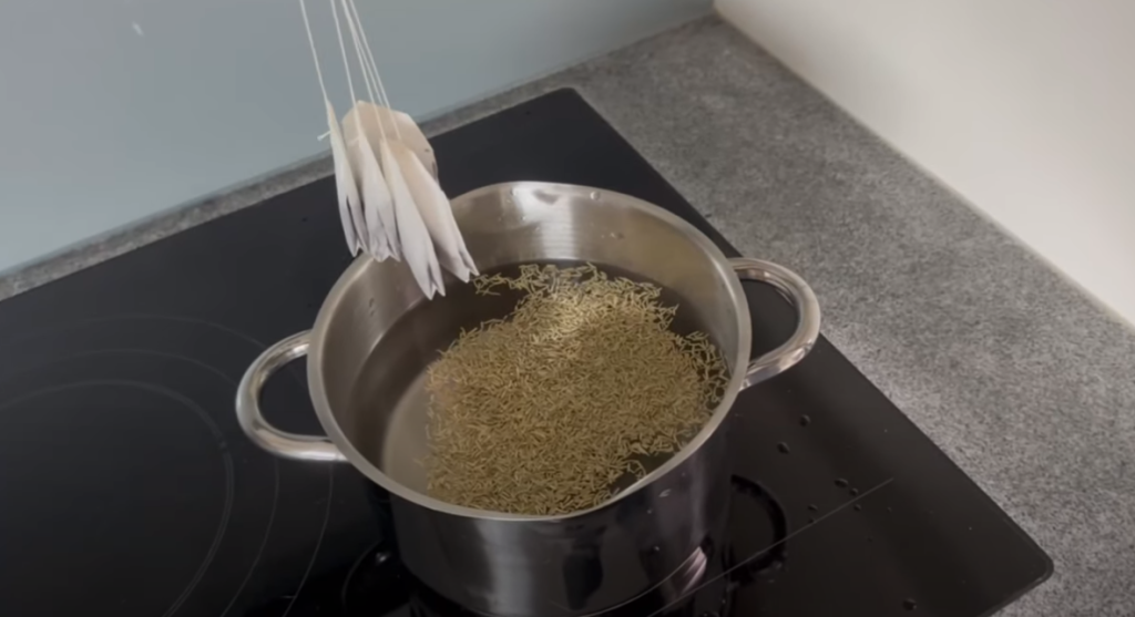 Han lægger 5 tebreve og én uventet ingrediens i en gryde: Når du finder ud af hvorfor, vil du gøre det samme