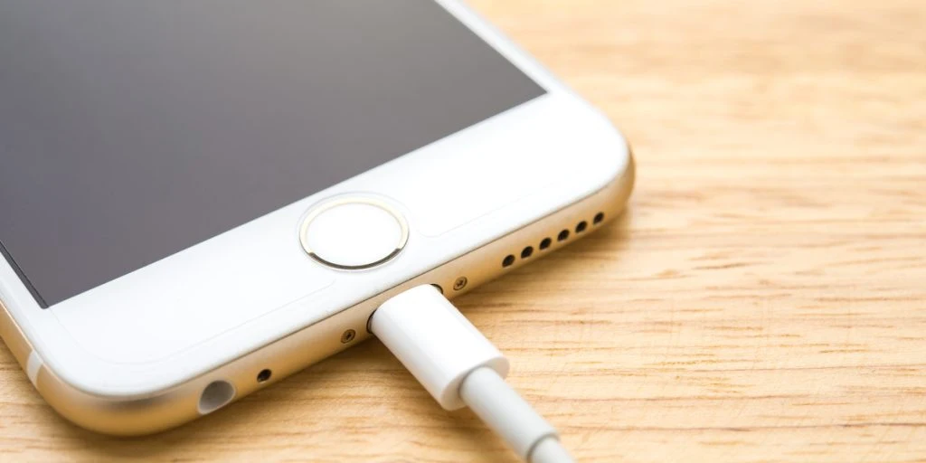Næsten alle danskere gør det forkert: Sådan oplades telefonen korrekt