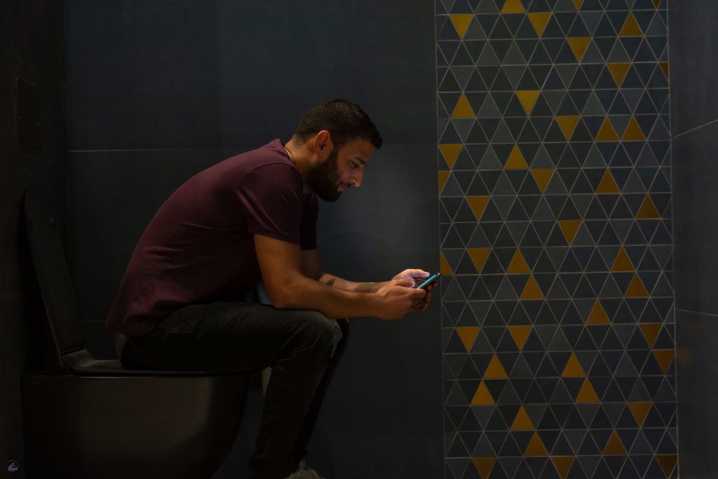Bakteriebombe: Langt størstedelen af unge danskere tager mobilen med på toilet