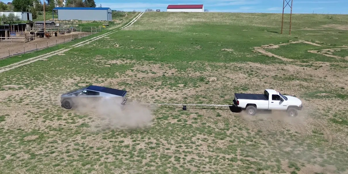 Tesla Cybertruck sat op mod Dodge Ram fra 90’erne i tovtræk