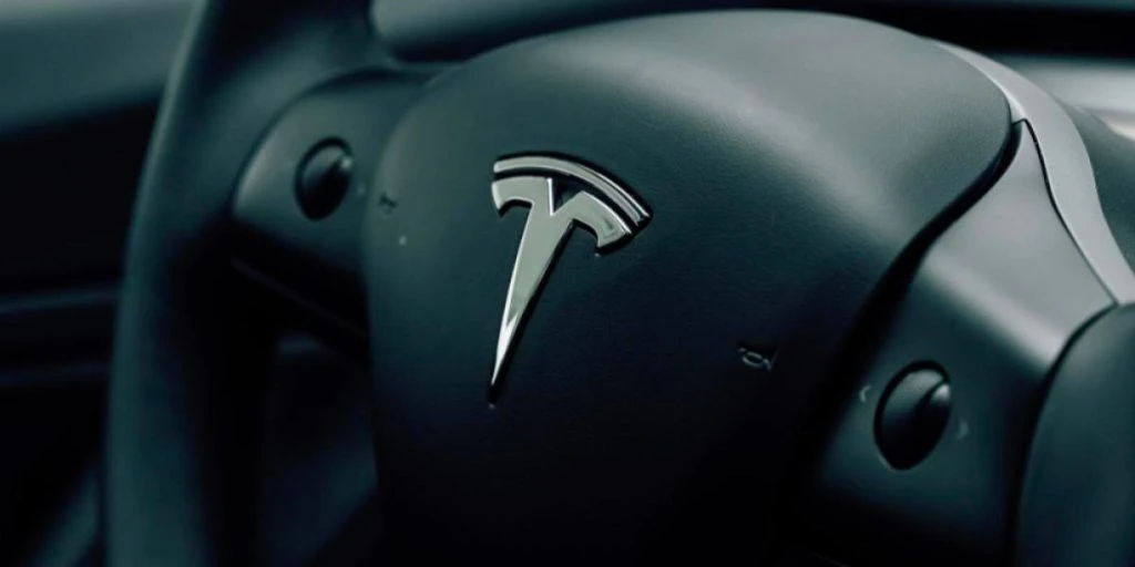 Tesla tilbagekalder biler: Problemer med airbaggen