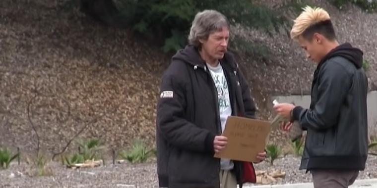 Mand giver tigger 600 kroner og følger efter ham for at se, hvad han bruger pengene på: Resultatet giver kuldegysninger