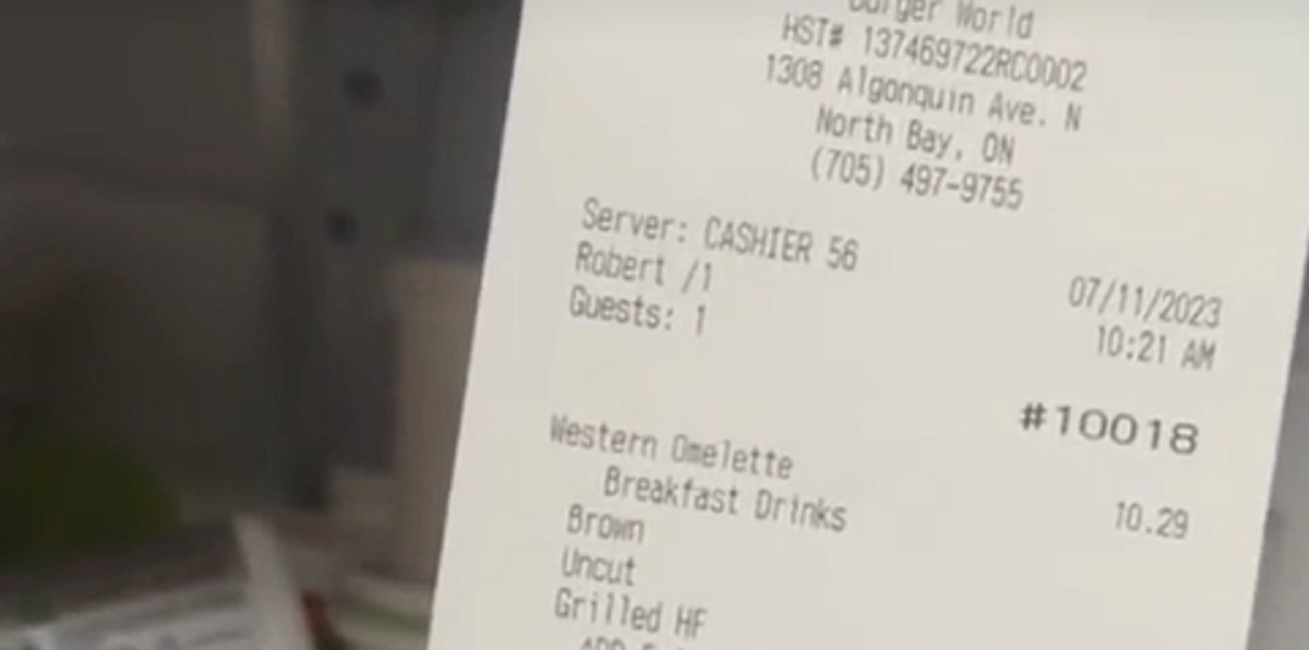 Kvinde blev siddende ved restaurantbordet i flere timer: Så tager tjeneren denne chokerende hævn