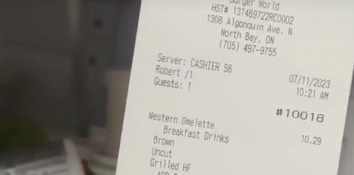 Kvinde blev siddende ved restaurantbordet i flere timer: Så tager tjeneren denne chokerende hævn