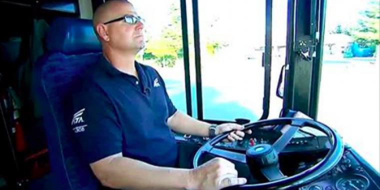 Tim fik en dårlig fornemmelse da han kørte bus: Så kiggede han ned på drengens sko