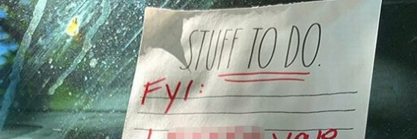 Efterlod bizar besked i naboens bilrude: Nu hyldes hun