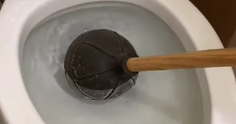 VVS’ere melder ud: Dette må du aldrig gøre, når du skal ordne et tilstoppet toilet