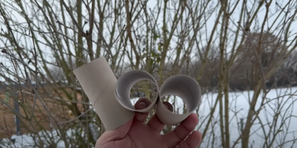 Hæng toiletruller op i din have: Se så magien ske