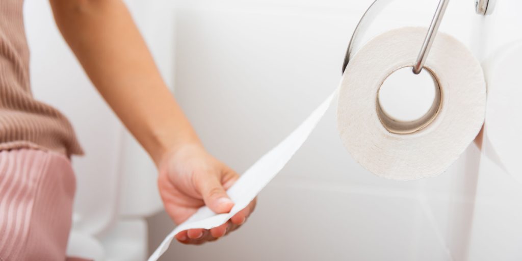 Mand passer sig selv på toilettet: Pludselig får han alarmerende besked fra fremmed kvinde