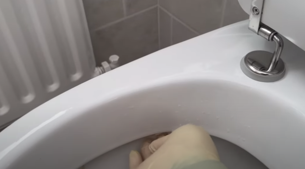 Han sætter dette op under toiletkanten og venter 30 minutter: Du taber kæben, når du ser resultatet
