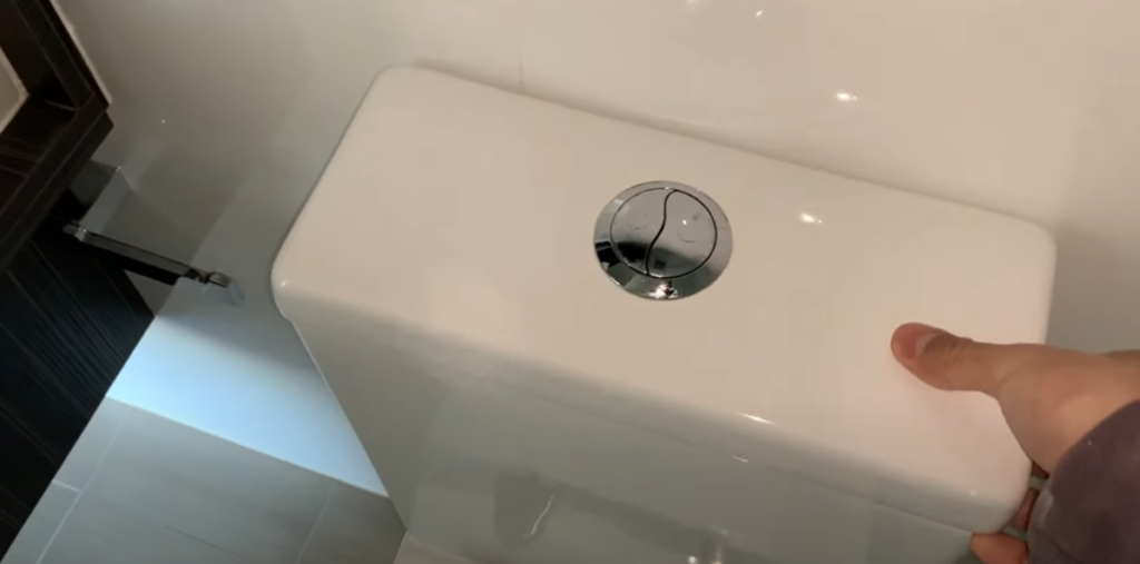 Mange begår stor fejl ved toiletbesøg: Spreder bakterier på hele badeværelset